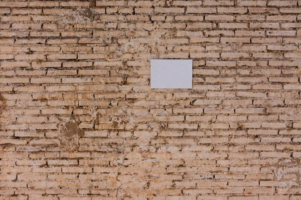 Parede Tijolos Barro Uma Casa Velha Com Painel Branco Para — Fotografia de Stock