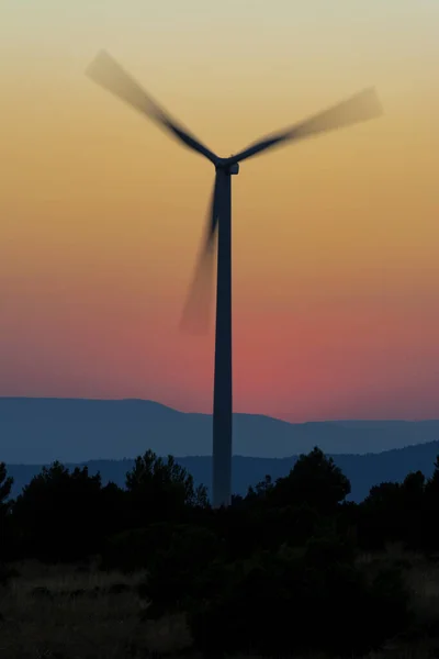 Windmolen Toren Achtergrondverlichting Met Messen Beweging Gele Oranje Lucht Bergen — Stockfoto