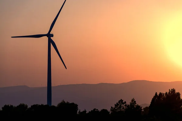 Windmühlenturm Mit Bergen Und Orangefarbenem Himmel Von Sonnenuntergang Oder Sonnenaufgang — Stockfoto