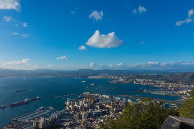 GIBRALTAR, GREAT BRITAIN, 5 Kasım 2018 - İspanya 'nın Cebelitarık ve La Linea manzarası, teleferik istasyonundan, Algeciras Körfezi