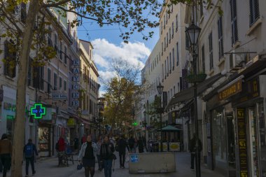 GIBRALTAR, GREAT BRITAIN, 5 Kasım 2018 - Ana cadde, işlek ticari cadde. Çeviri: Estanco: puro dükkanı