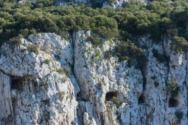 GIBRALTAR, GREAT BRITAIN, 5 Kasım 2018 - Kayanın içine oyulmuş Büyük Kuşatma Tünelinin bazı pencereleri