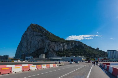 GIBRALTAR, GREAT BRITAIN, 5 Kasım 2018 - Sınırı geçtikten sonra Cebelitarık Kayası. Havaalanından geçen arabalar ve insanlar