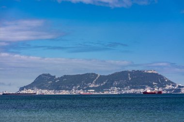 Algeciras, İspanya, 8 Kasım 2018 - Cebelitarık kayası ve Getares sahilinden gelen kargo gemileri, Algeciras körfezi boyunca