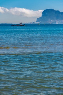 Algeciras, İspanya, 8 Kasım 2018 - Rinconcillo sahilinden Cebelitarık kayası ve balıkçı teknesinin bir parçası