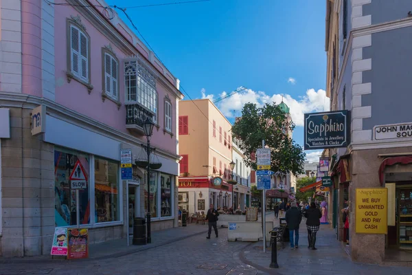 GIBRALTAR, GREAT BRITAIN, 5 Kasım 2018 - Ana Cadde 'deki dükkanlar ve insanlar