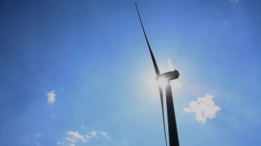 Dönüşümlü bir yel değirmeninin arka ışığı