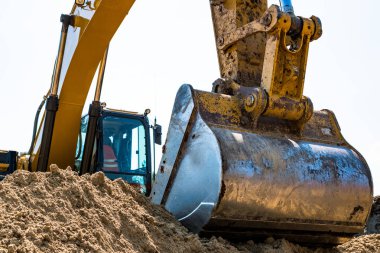 kova Ekskavatör yakın çekim. Kazıcı yükleme kum