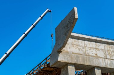 bir patlama Köprüsü İnşaatı ve arka plan üzerinde. Askılar Vinç kolu üzerinde