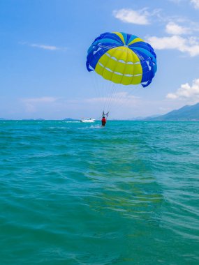 Turkuaz denizde parasailing. Etkin cazibe - tekne römorkörler paraşüt bir adam üzerinde deniz suyu. Aşırı su sporları