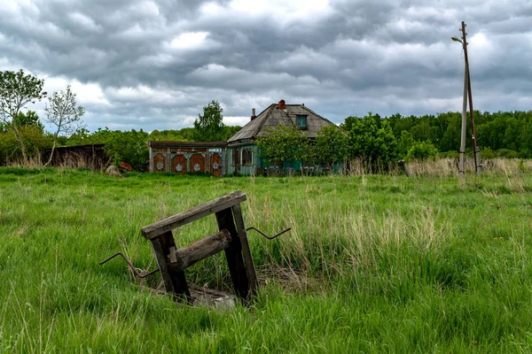 Goed Een Overwoekerde Weide Verlaten Oude Vervallen Houten Huis Met — Stockfoto