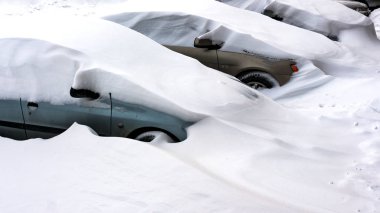 Kar kış günü kar yağışı sonra arabalar kaplı. Park etmiş arabaların karda. Kış kentsel sahne