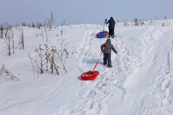 Child Climb Hill Tube Descent Children Ride Winter Slides Tubing — Stock Photo, Image