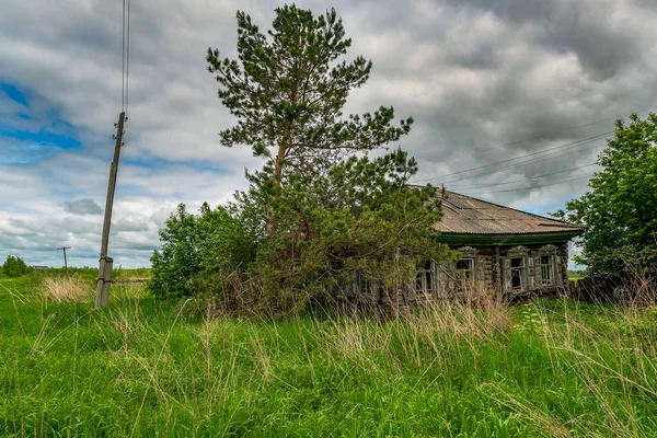 Oude Vervallen Houten Huis Een Verlaten Dorp Een Bewolkte Hemelachtergrond — Stockfoto