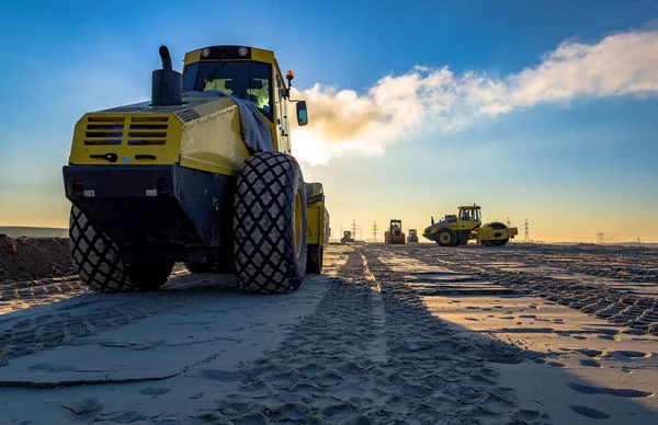 Κυλίνδρου Συμπυκνώνει Χώμα Στο Ανάχωμα Για Την Κατασκευή Δρόμου Άμμο — Φωτογραφία Αρχείου