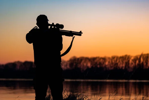 Silueta Cazador Con Rifle Fondo Puesta Del Sol Hombre Con —  Fotos de Stock