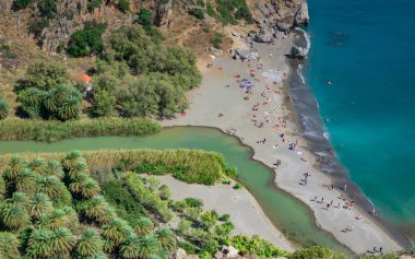 Preveli Nehri denize akar. Dağların manzarası. Preveli Beach Girit Yunanistan insanlar