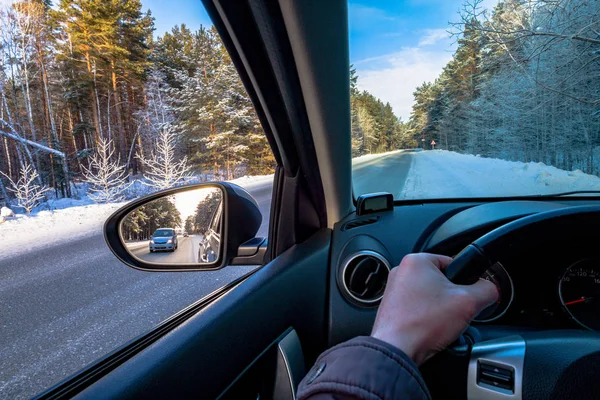 Çok kar ile orman yolda kışın SUV araba sürüş. dikiz aynası. Araba ele geçiyor. Auto araç içinden Overtaking. Road görünümü yapar