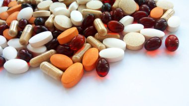 Eczane Tema, sağlık, tedavi ilaç ve ilaç için ilaç reçete. İlaç Tıp hap, Tablet ve kapsüller beyaz arka plan üzerinde