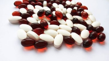 Çeşitli kırmızı ve beyaz ilaç tıp hap, Tablet ve kapsüller beyaz arka plan üzerinde. Eczane Tema, sağlık, tedavi ilaç ve ilaç ilaç için ilaç reçete