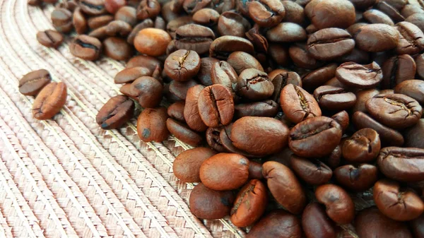 Închideți Boabele Cafea Maro Prăjite Fundal Pânză Ușoară — Fotografie, imagine de stoc