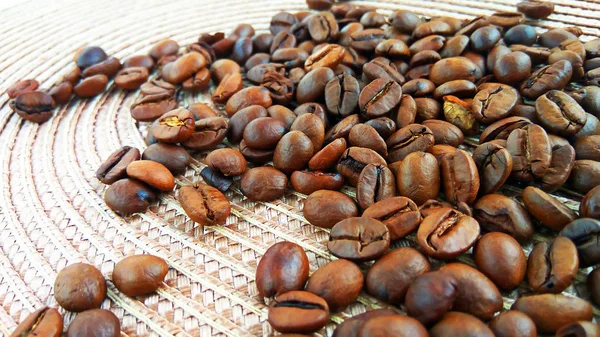 Nahaufnahme Geröstete Braune Kaffeebohnen Auf Hellem Stoff Hintergrund — Stockfoto