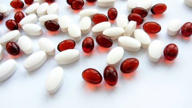 Çeşitli kırmızı ve beyaz ilaç tıp hap, Tablet ve kapsüller beyaz arka plan üzerinde. Eczane Tema, sağlık, tedavi ilaç ve ilaç ilaç için ilaç reçete