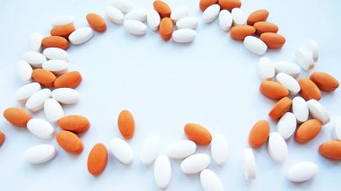 Turuncu ve beyaz tıp hapları ve beyaz zemin üzerine tablet. Sağlık, eczane, ilaç reçete tedavisi ilaç ve ilaç ilaç için