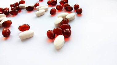 Çeşitli kırmızı ve beyaz ilaç tıp hap, Tablet ve kapsüller beyaz arka plan üzerinde. Eczane Tema, sağlık, tedavi ilaç ve ilaç ilaç için ilaç reçete