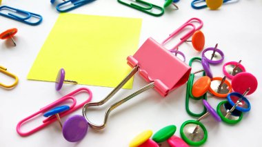Geri okul, ofis, iş ve eğitim kavramı için renkli sabit. Okul ve ofis malzemeleri ataç, iğne, notlar, beyaz arka plan, flatlay çıkartmaları. Kadar alay et. Görünümü en çok, yakın çekim.