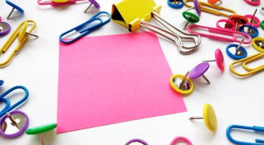 Geri okul, ofis, iş ve eğitim kavramı için renkli sabit. Okul ve ofis malzemeleri ataç, iğne, notlar, beyaz arka plan, flatlay çıkartmaları. Kadar alay et. Görünümü en çok, yakın çekim.