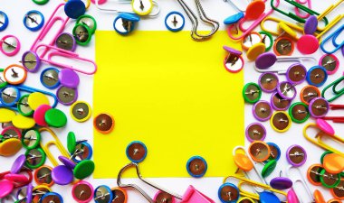 Geri okul, ofis, iş ve eğitim kavramı için renkli sabit. Okul ve ofis malzemeleri ataç, iğne, notlar, beyaz arka plan, flatlay çıkartmaları. Kadar alay et. Görünümü en çok, yakın çekim.