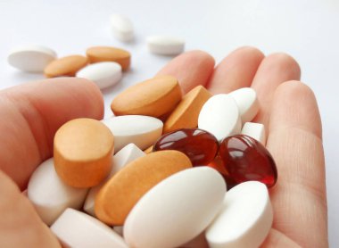 Çeşitli renkli ilaç tıp hap, Tablet ve kapsül beyaz arka plan üzerinde elinde. Eczane Tema, sağlık, tedavi ilaç ve ilaç ilaç için ilaç reçete