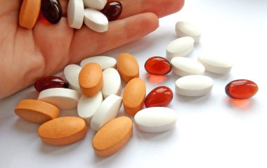 Çeşitli renkli ilaç tıp hap, Tablet ve kapsül beyaz arka plan üzerinde elinde. Eczane Tema, sağlık, tedavi ilaç ve ilaç ilaç için ilaç reçete