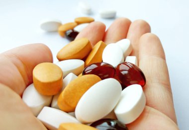Çeşitli renkli ilaç tıp hap, Tablet ve kapsül beyaz arka plan üzerinde elinde. Eczane Tema, sağlık, tedavi ilaç ve ilaç ilaç için ilaç reçete