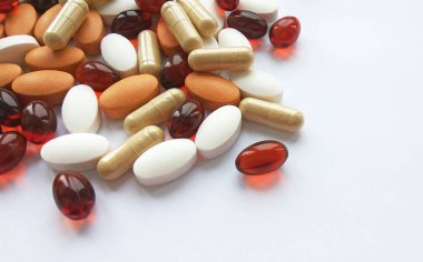 Çeşitli renkli ilaç tıp hap, Tablet ve kapsüller beyaz arka plan üzerinde. Eczane Tema, sağlık, tedavi ilaç ve ilaç ilaç için ilaç reçete