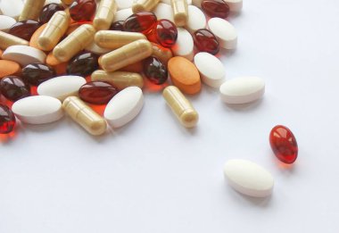 Çeşitli renkli ilaç tıp hap, Tablet ve kapsüller beyaz arka plan üzerinde. Eczane Tema, sağlık, tedavi ilaç ve ilaç ilaç için ilaç reçete
