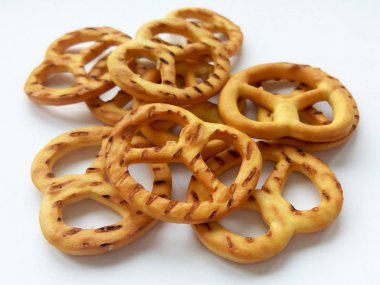 Beyaz arka plan üzerinde tuzlu gevrek kraker mini tuzlu kraker. Fotoğraf kadar kapatın