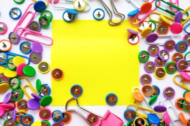 Geri okul, ofis, iş ve eğitim kavramı için renkli sabit. Okul ve ofis malzemeleri ataç, iğne, notlar, beyaz arka plan, flatlay çıkartmaları. Kadar alay et. Görünümü en çok, yakın çekim.