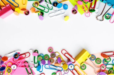 Geri okul, ofis, iş ve eğitim kavramı için renkli sabit. Okul ve ofis malzemeleri ataç, iğne, notlar, beyaz arka plan, flatlay çıkartmaları. Kadar alay et. Görünümü en çok, yakın çekim.