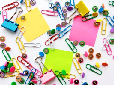 Geri okul, ofis, iş ve eğitim kavramı için renkli sabit. Okul ve ofis malzemeleri ataç, iğne, notlar, beyaz arka plan, flatlay çıkartmaları. Kadar alay et. Görünümü en çok, yakın çekim.