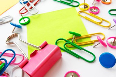 Geri okul, ofis, iş ve eğitim kavramı için renkli sabit. Okul ve ofis malzemeleri ataç, iğne, notlar, beyaz arka plan, flatlay çıkartmaları. Kadar alay et. Görünümü en çok, yakın çekim.