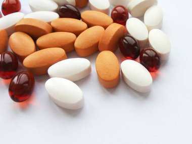 Çeşitli renkli ilaç tıp hap, Tablet ve kapsüller beyaz arka plan üzerinde. Eczane Tema, sağlık, tedavi ilaç ve ilaç ilaç için ilaç reçete
