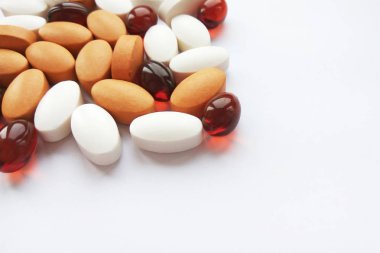 Çeşitli renkli ilaç tıp hap, Tablet ve kapsüller beyaz arka plan üzerinde. Eczane Tema, sağlık, tedavi ilaç ve ilaç ilaç için ilaç reçete