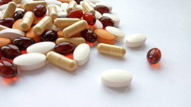 Çeşitli renkli ilaç tıp hap, Tablet ve kapsüller beyaz arka plan üzerinde. Eczane Tema, sağlık, tedavi ilaç ve ilaç ilaç için ilaç reçete