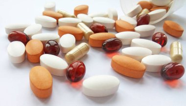Çeşitli renkli ilaç tıp hap, Tablet ve kapsüller beyaz arka plan üzerinde. Eczane Tema, sağlık, tedavi ilaç ve ilaç ilaç için ilaç reçete