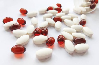 Renkli ilaç tıp hap, Tablet ve kapsüller içinde..... şişe beyaz arka plan üzerinde. Eczane Tema, sağlık, tedavi ilaç ve ilaç ilaç için ilaç reçete