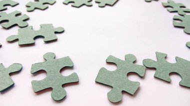 Beyaz arka plan üzerinde soyut gri jigsaw puzzle parçaları. Ekip çalışması, ağ ve iş stratejisi, tuval şablon fotoğraf kopya alanı ile sembolü