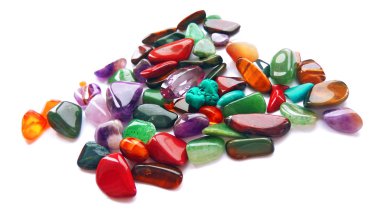 Çeşitli doğal parlak renkli yarı değerli taşlar ve beyaz arka plan üzerinde taşlar