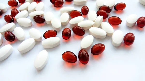 Çeşitli Kırmızı Beyaz Ilaç Tıp Hap Tablet Kapsüller Beyaz Arka — Stok fotoğraf